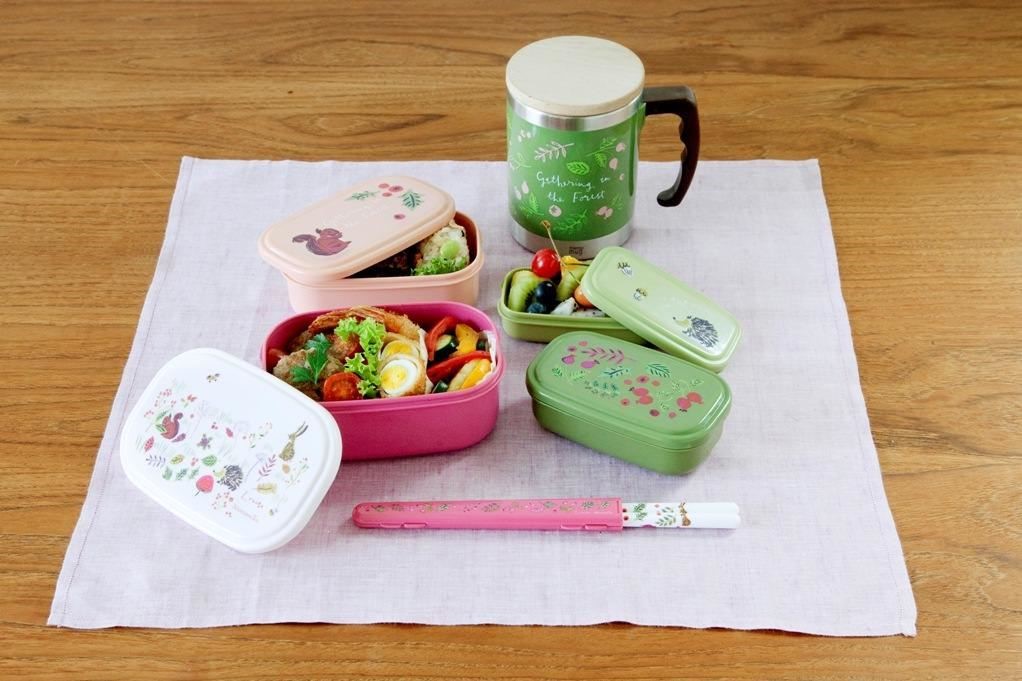 運用不同大小的保鮮盒分裝料理，攜帶更便利，秋日之森收納型保鮮盒4入組粉紅 480元 秋日之森木蓋保溫馬克杯 綠色 920元